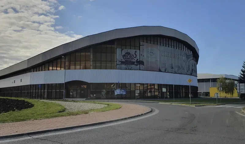 Zimný štadión v Humennom s oblúkovou fasádou